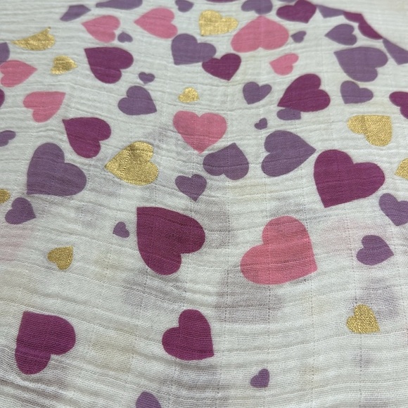 Lulujo - swaddle blanket - "with brave wings she flies" heart design - Picture 6 of 7